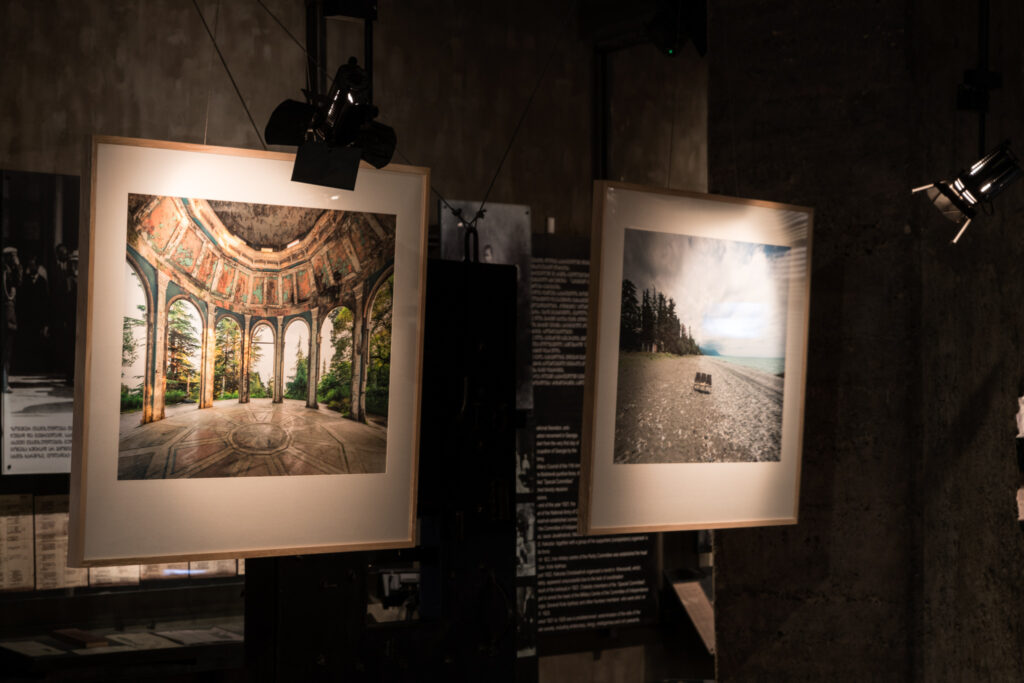 Détail de l’exposition Resolution of Silence au Musée national de Géorgie à Tbilissi, présentant deux photographies réalisées à Gagra et à Soukhoumi