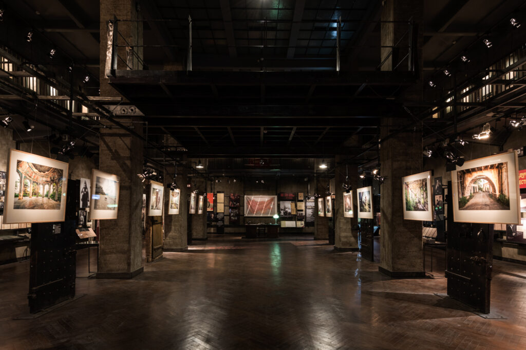 L'exposition Resolution of Silence au National Museum de Tbilisi vue principale avec la série des 12 photos imprimées