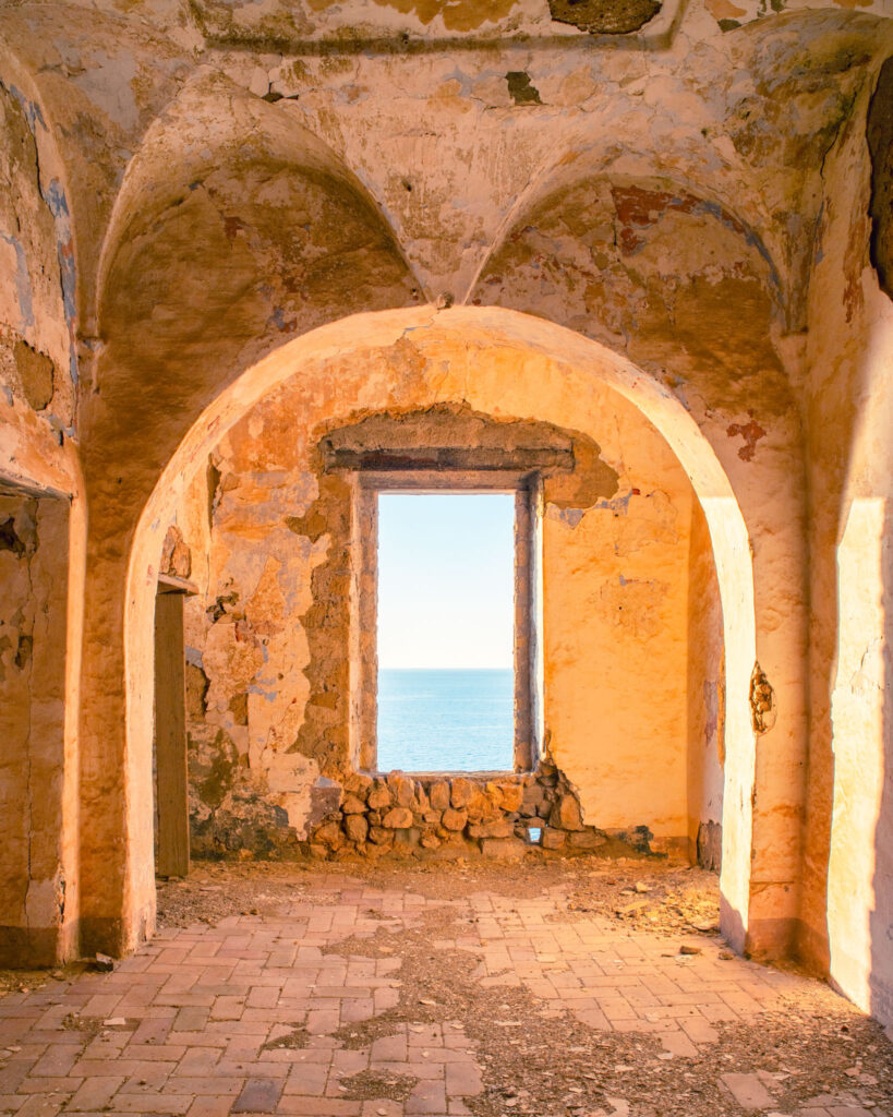 Ancien couvent dominant la mer Méditerranée depuis les hauteurs de la côte campanienne.