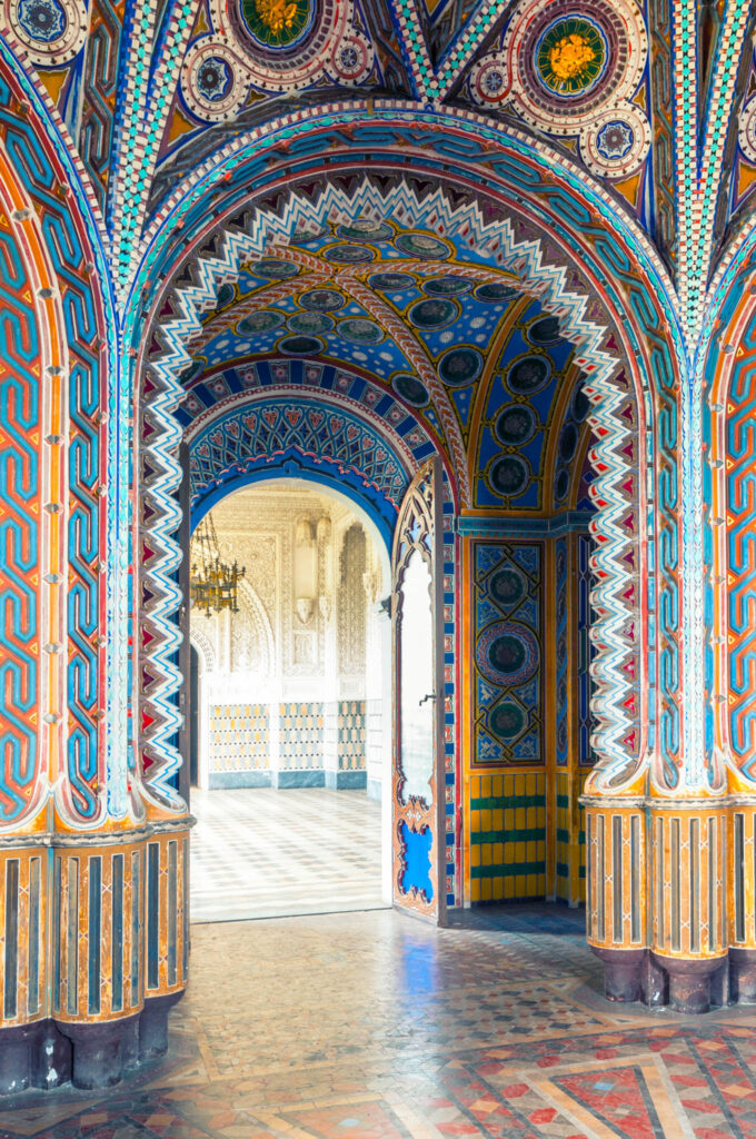 Salle du Château de Sammezzano à Reggello, révélant une architecture orientaliste et des motifs mauresques.