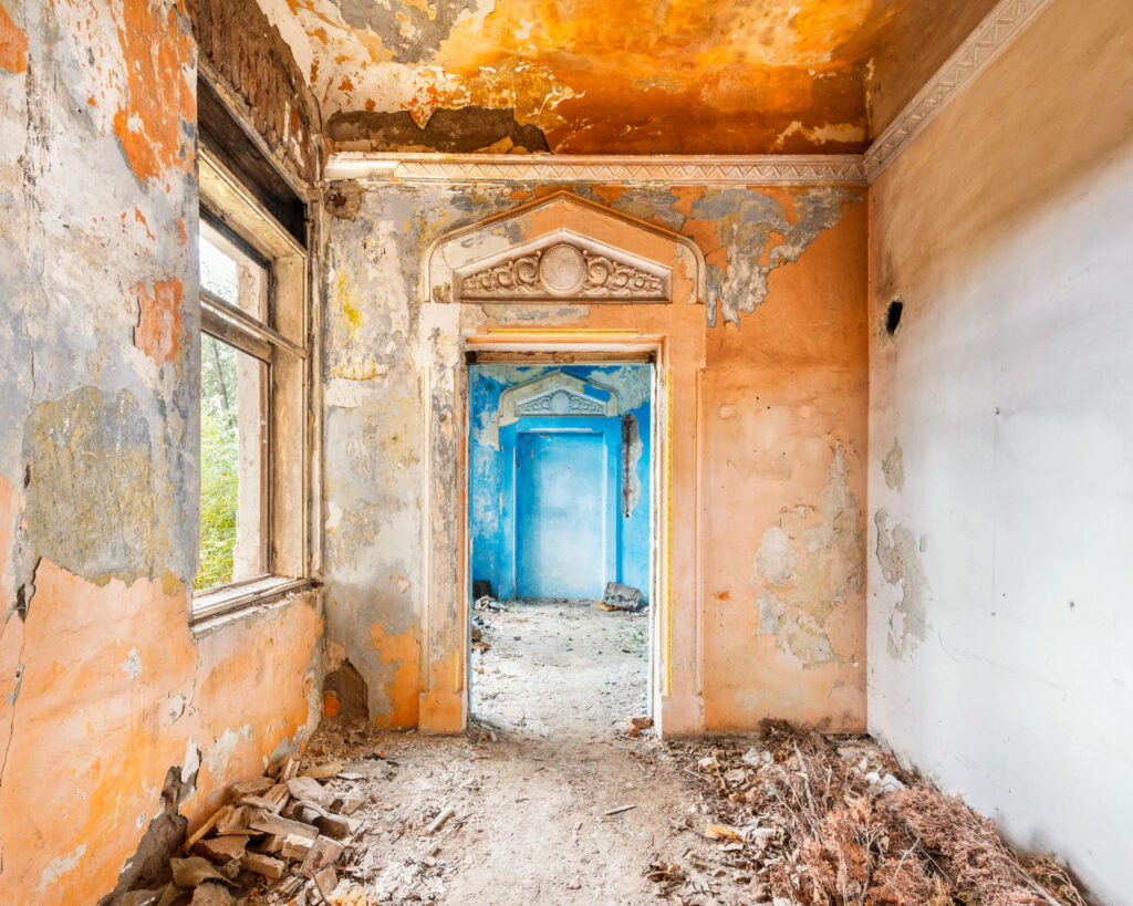 Vestiges d’une demeure aristocratique en Transylvanie où subsistent des murs décorés utilisés comme lieu de stockage.