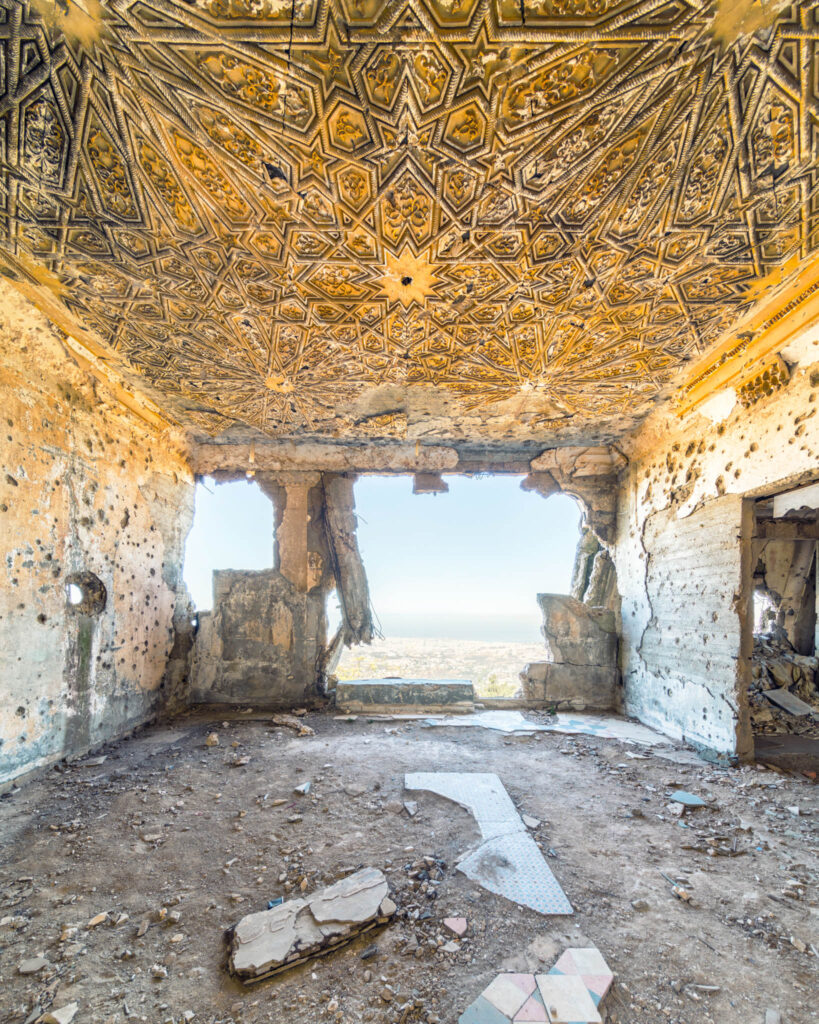 Pièce endommagée de l’Ibrahim Shaker Palace dont le plafond décoré conserve les traces d’un passé aristocratique.