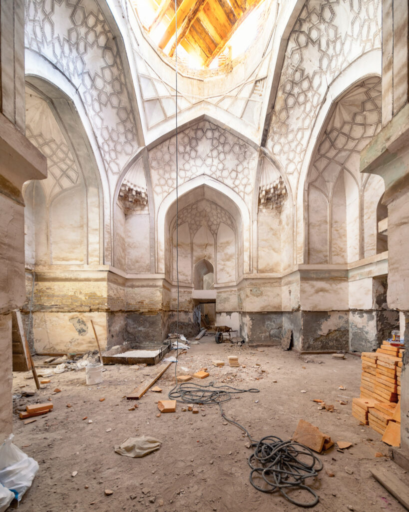 Espace voûté d’une madrasa ouzbèke en restauration illustrant l’héritage architectural d’Asie centrale.