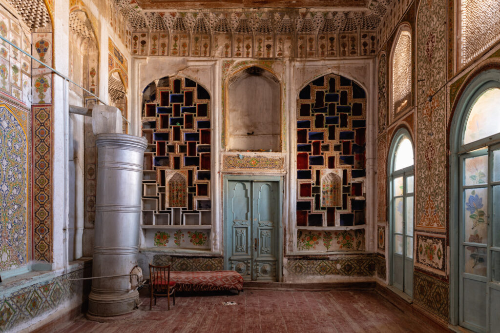 Pièce de réception d’une maison juive de Boukhara ornée de décors traditionnels et de petites niches appelées mehrob.