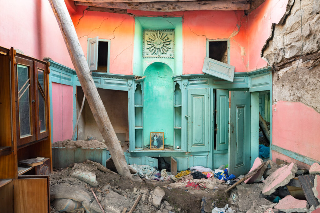 Intérieur abandonné d'une ancienne maison juive avec une Musandıra, armoire encastrée d’Anatolie au décor préservé.