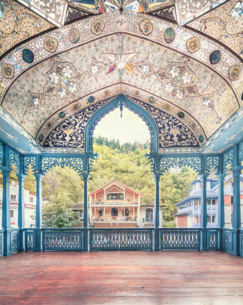 Balcons de la maison Mirza Riza Khan mêlant influences persanes, boiseries ouvragées et décors peints.