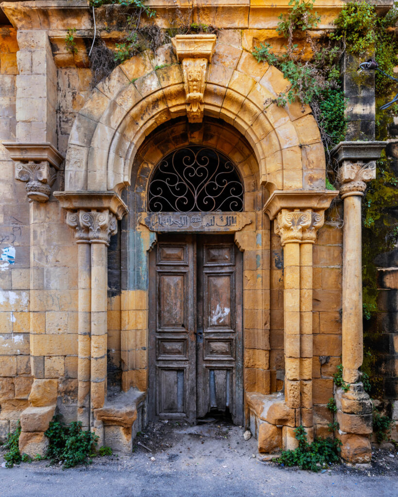Entrée en pierre sculptée d’une maison ottomane caractéristique du patrimoine architectural de la région.