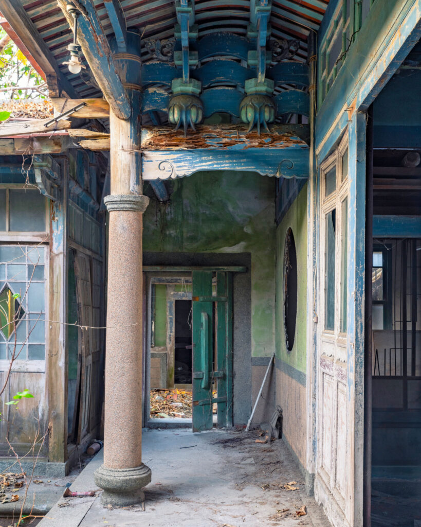 Galerie couverte en bois dans une maison traditionnelle taïwanaise protégeant la structure de la pluie et du soleil.