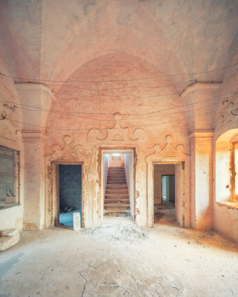 Ancienne masseria en pierres des Pouilles représentant les grands domaines agricoles fortifiés du sud de l’Italie.