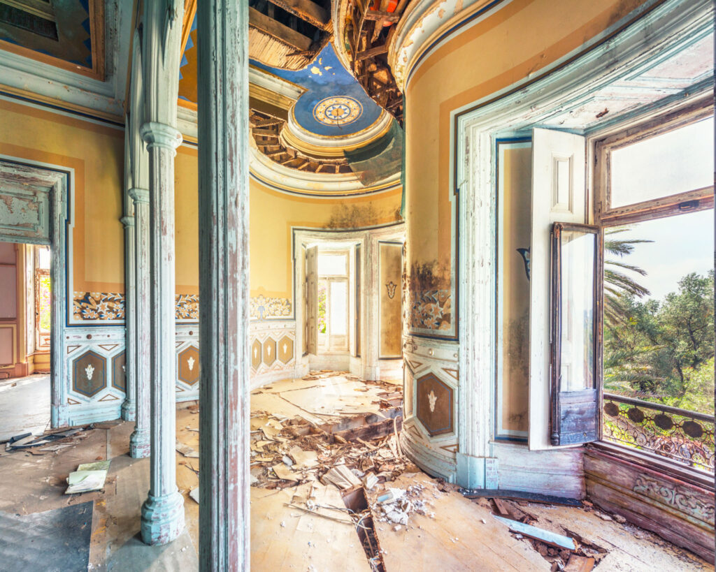 Étage abandonné du Palacete da Fonte da Pipa à Loulé, ancien palais romantique du XIXe siècle en Algarve.