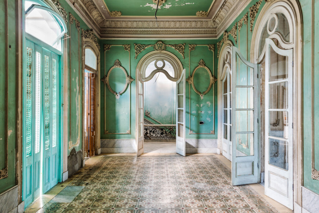 Intérieur coloré d’un palais de la place centrale de Cienfuegos illustrant l’élégance des demeures coloniales cubaines.