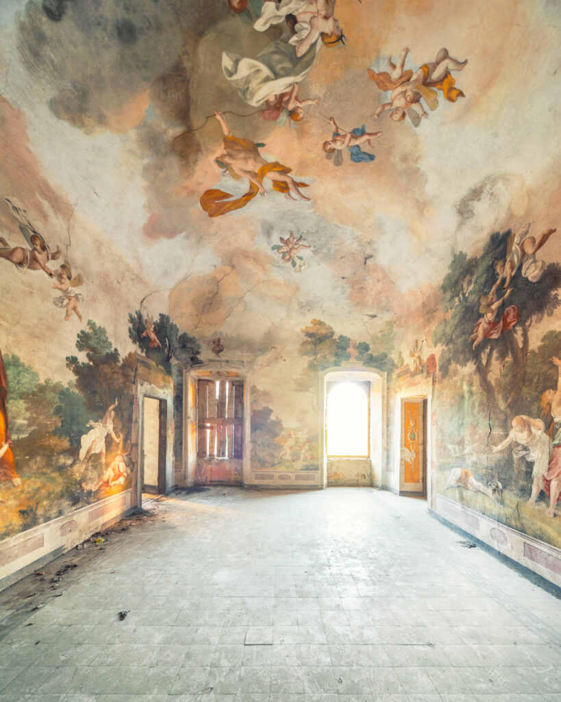 Salle ornée de fresques monumentales dans un palais historique abandonné de Toscane.