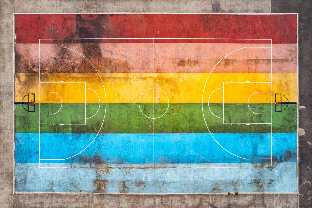 Vue aérienne graphique d'un terrain de basket urbain aux pistes et lignes multicolores style arc-en-ciel à Taïwan.