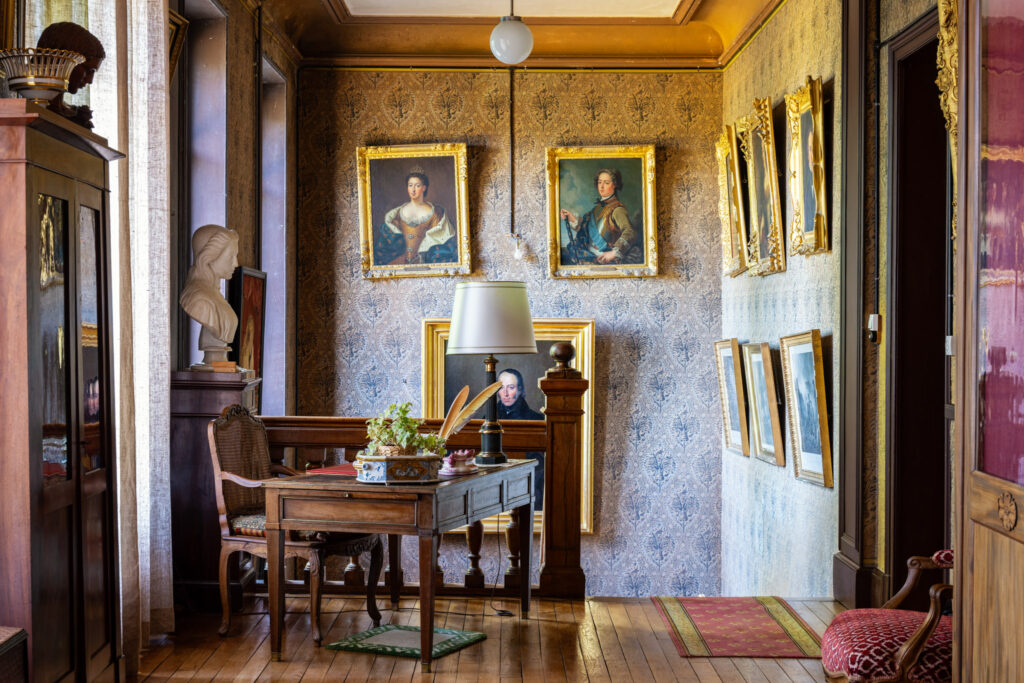 Commande d’auteur par Aurélien Villette dans un château privé en Bourgogne, photographie d’un intérieur historique révélant l’esprit du lieu