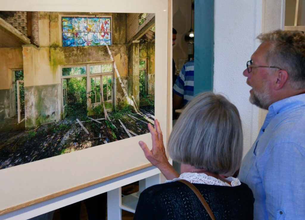 exposition sur l'Abkhazie et l'Ukraine dans la gallery Zone à Leiden ici avec une photo d'un pioner camp et deux personnes discutant de la photographie