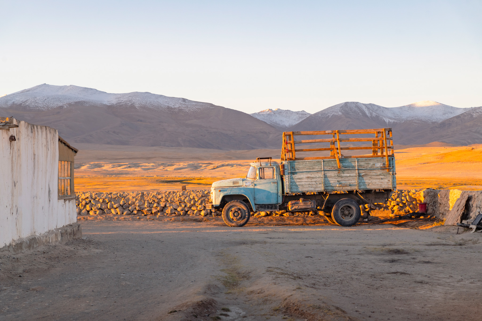 Vieux camion Kamaz éclairé par le soleil couchant à Alichur dans le Pamir