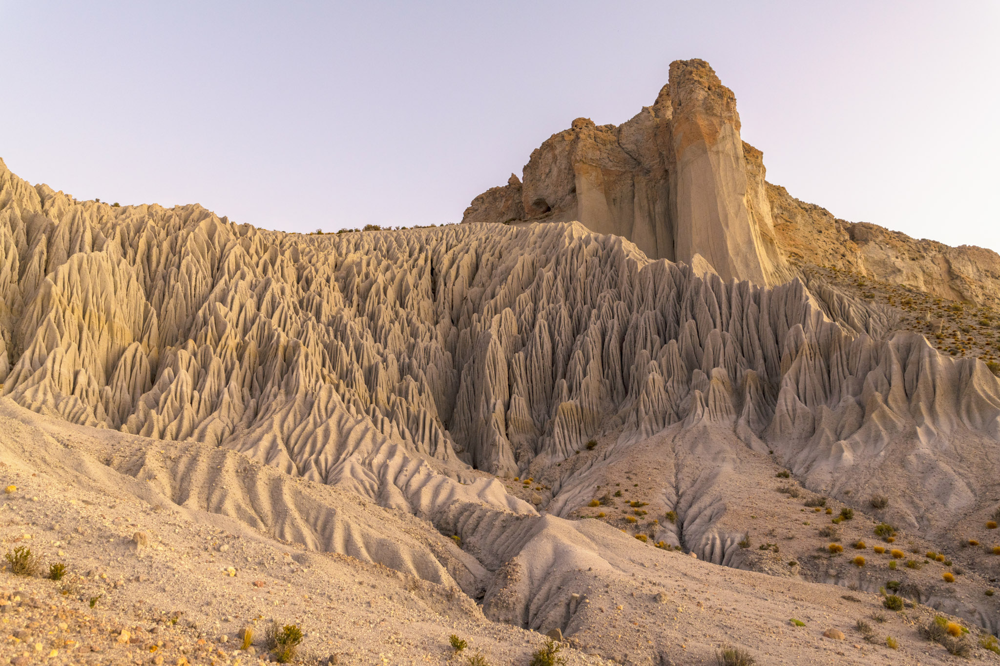 Formations rocheuses claires et érodées le long de la route 40 en Argentine