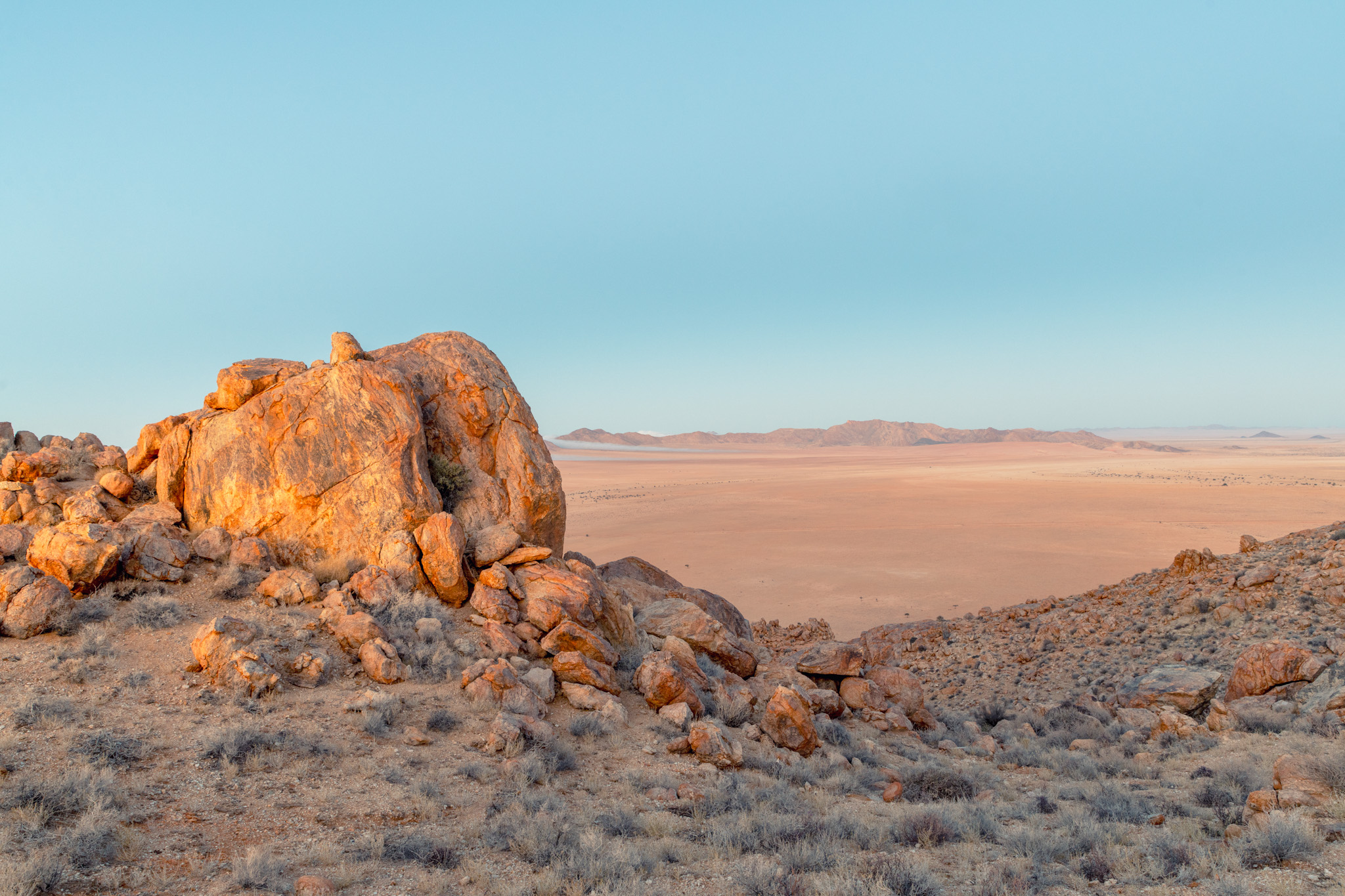 Formation rocheuse éclairée par le soleil au-dessus du désert du Namib près d’Aus
