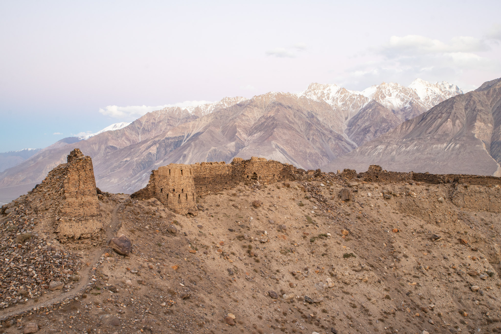 Forteresse de Yamchun dominant une vallée montagneuse du Haut-Badakhchan