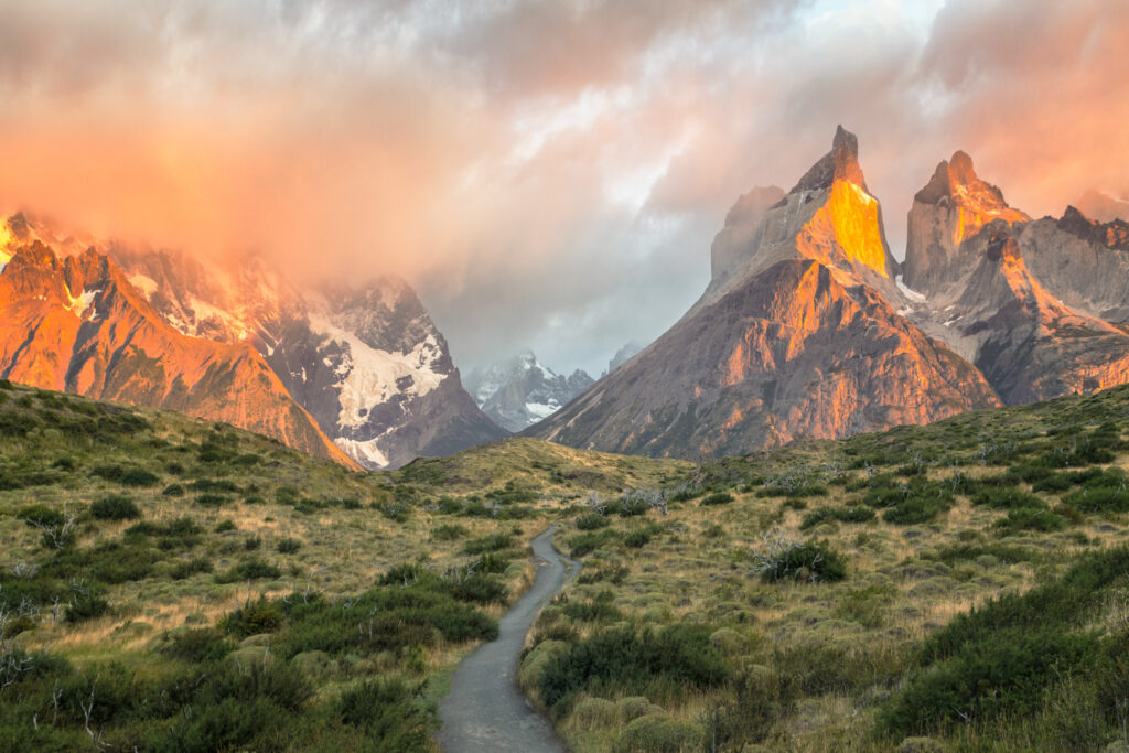 Sommets de Torres del Paine éclairés par le soleil levant au-dessus d’une vallée