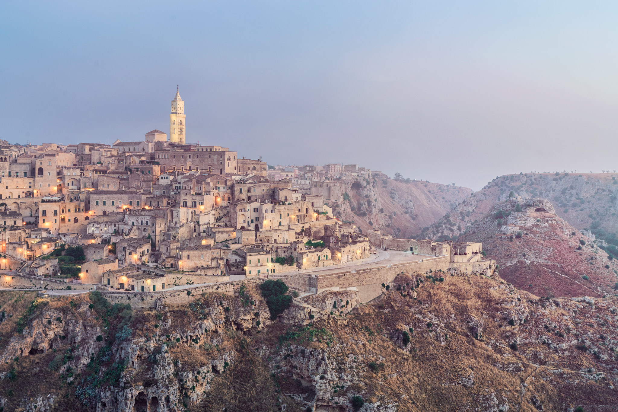 Vue crépusculaire sur les Sassi de Matera éclairés par de nombreuses lumières