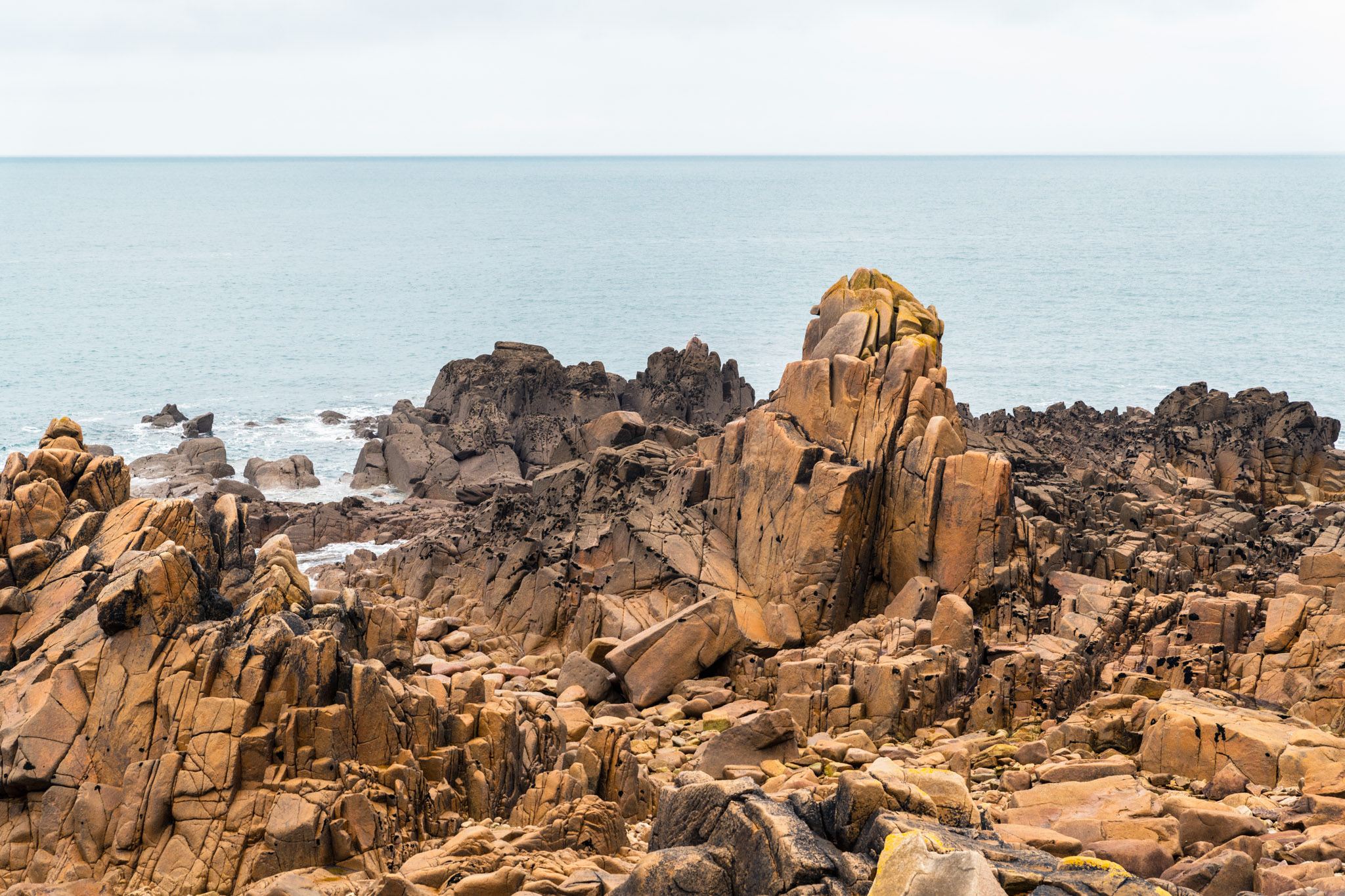 Côte rocheuse près de la pointe de Diben sous un ciel nuageux en Bretagne