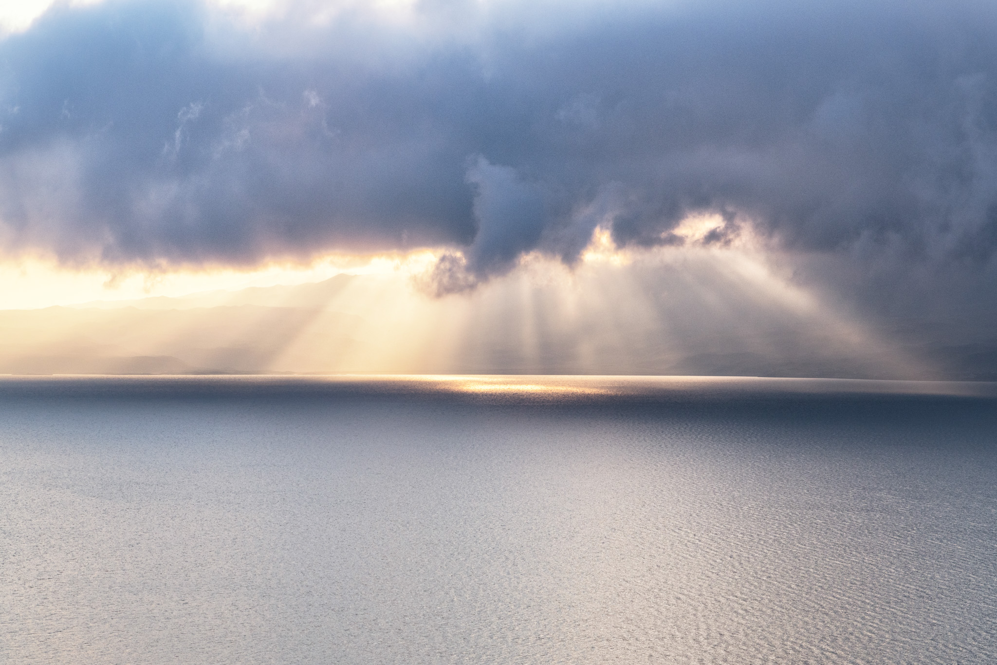 Rayons de soleil traversant un ciel d’orage au-dessus du réservoir de Tsalka en Géorgie