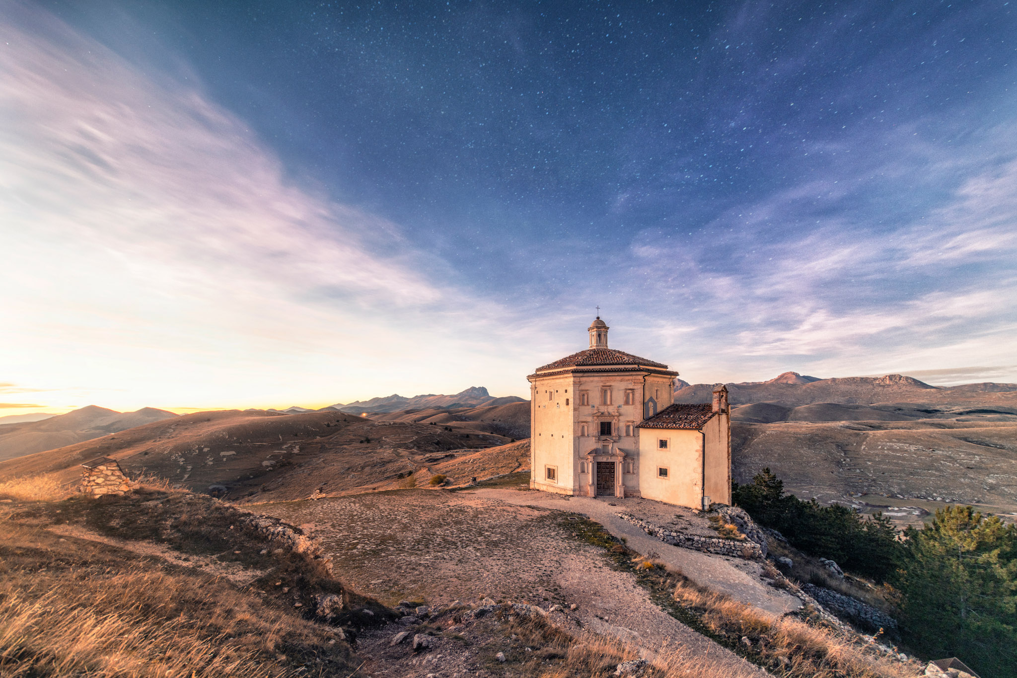 Château de Rocca Calascio sur une crête montagneuse au crépuscule