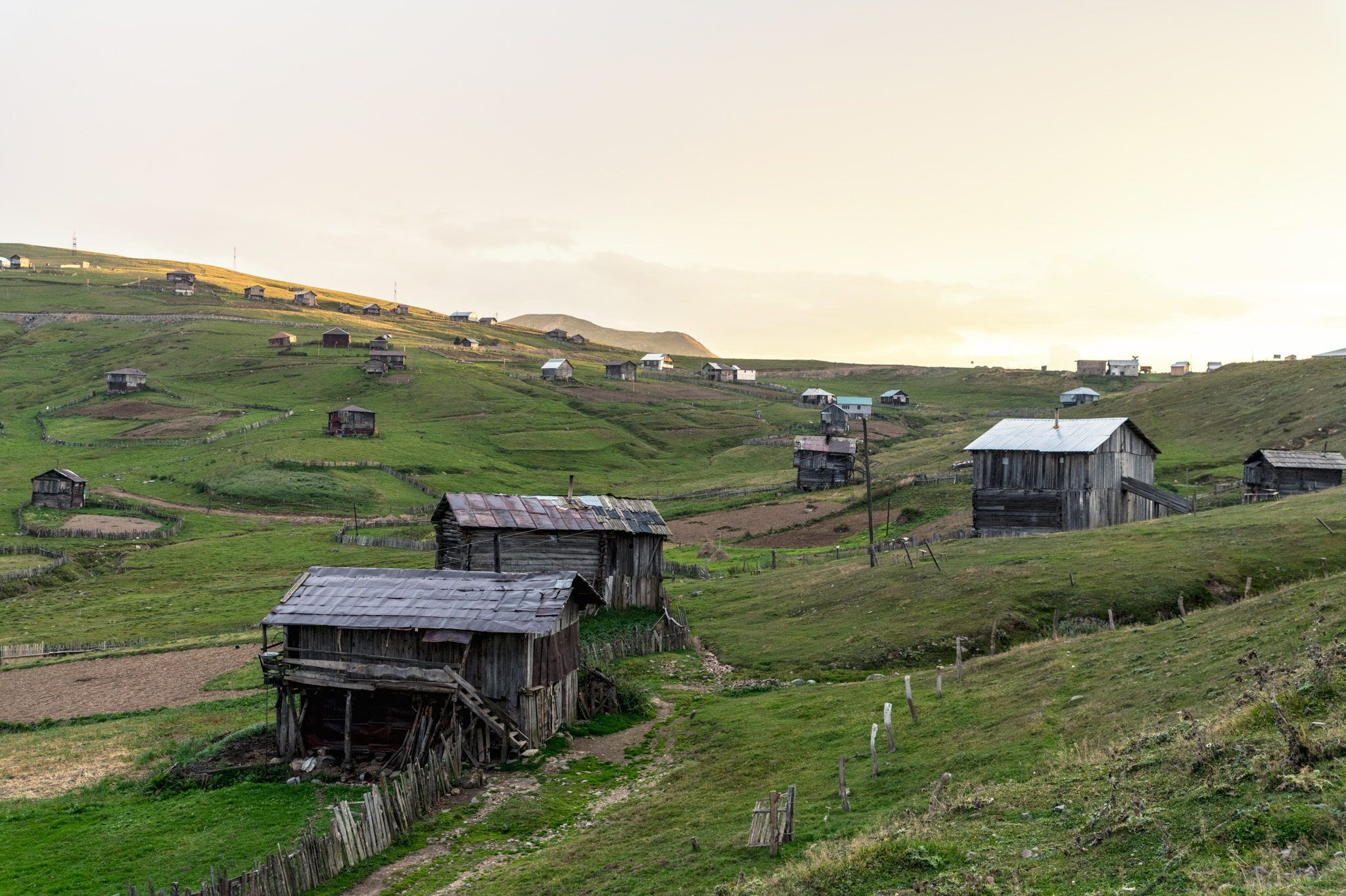 Maison et granges dispersées dans les pâturages le long de la route vers l’Adjarie