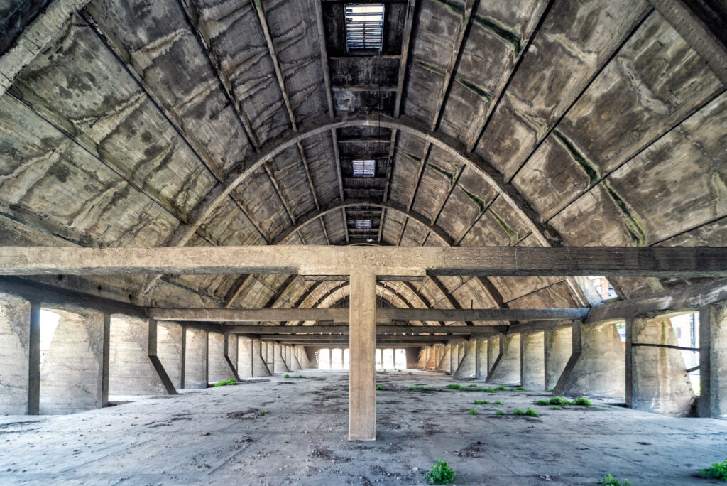 Succession de cadres en béton dans l’ancien dépôt de clinker. de forme paraboloïde