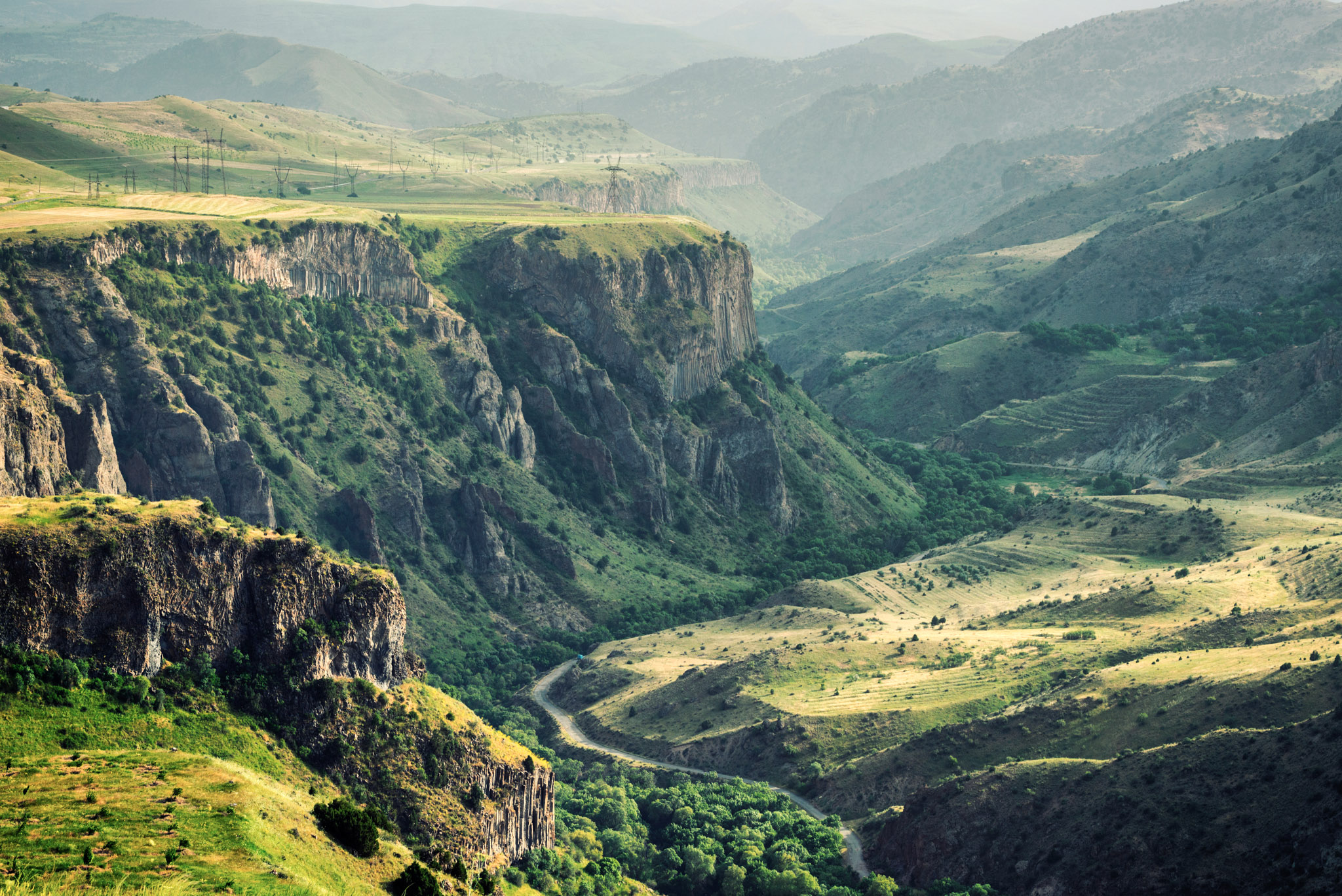 Vallée verdoyante aux reliefs escarpés près de Jermuk au printemps