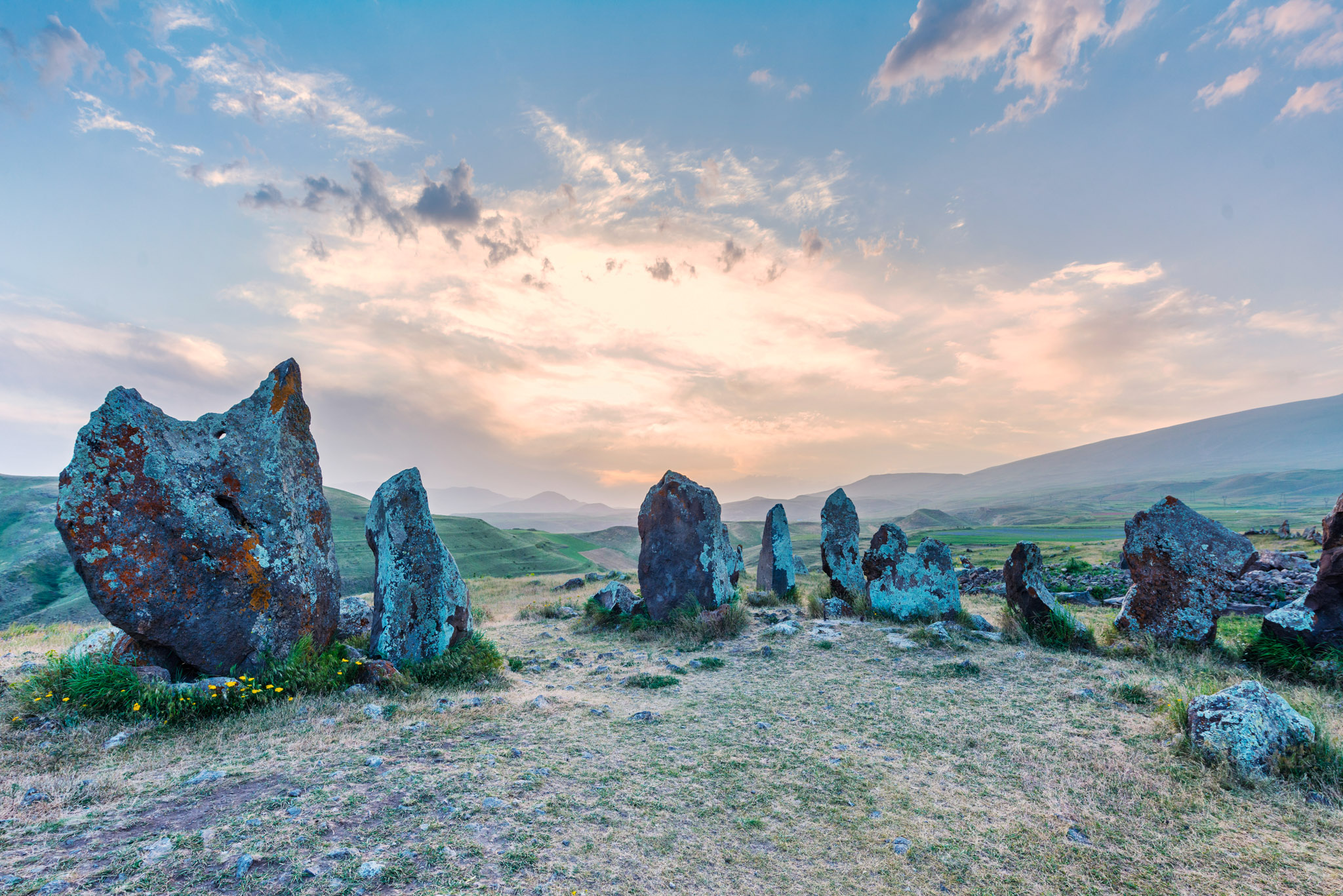 Pierres dressées du site de Zorats Karer dans un paysage montagneux d’Arménie