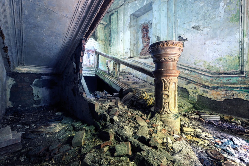 Intérieur en ruine d’un ancien centre de recherche dans la forêt au-dessus de Soukhoumi, avec une colonne sculptée entourée de gravats