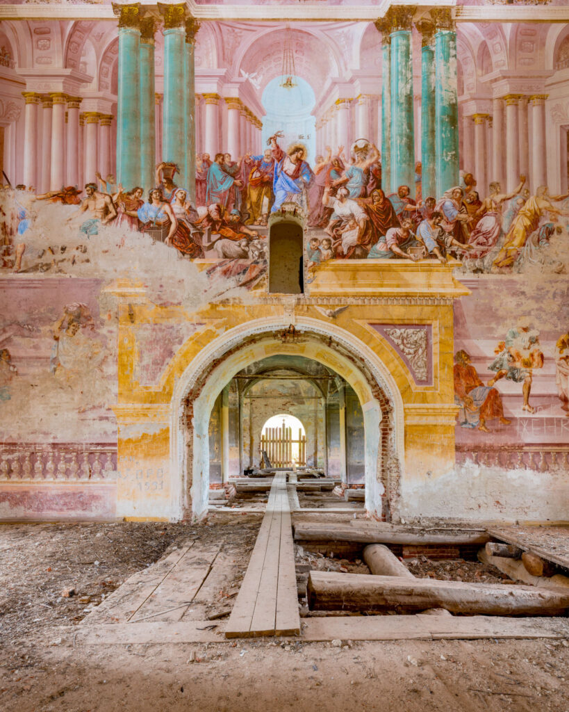 Intérieur de l’église abandonnée de l’Épiphanie d’Eski avec la fresque de L’Expulsion des marchands du Temple
