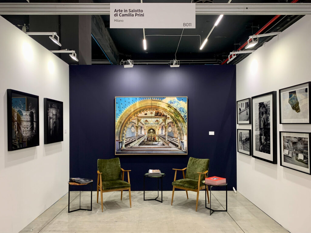 Stand d’Arte in Salotto à MIA Photo Fair présentant plusieurs photographies d’Aurélien Villette