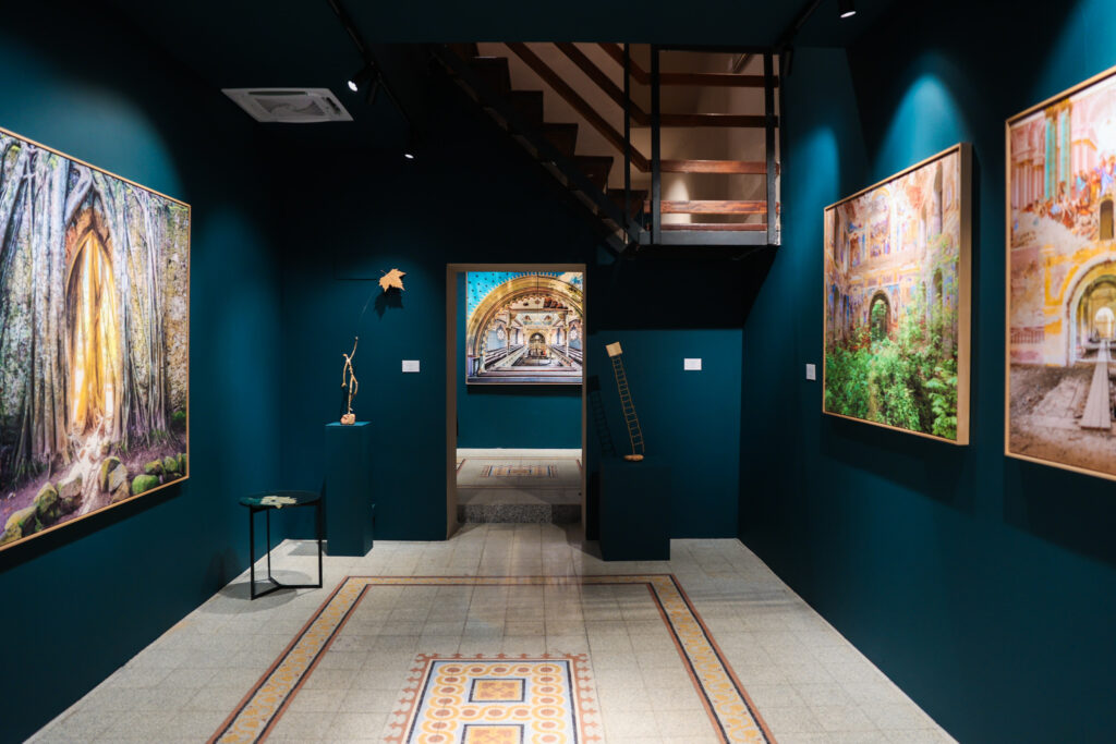 Vue d’ensemble d’une salle présentant les photographies d’Aurélien Villette au Borgo del Gallo à Parme