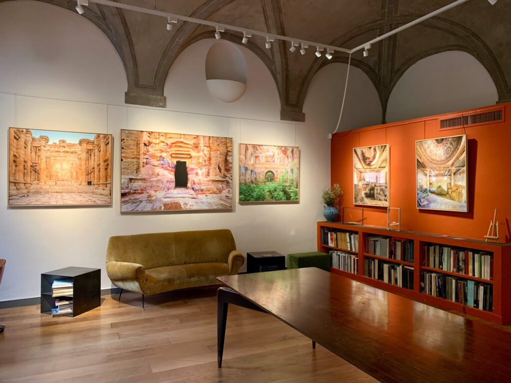 Salon voûté d’un palais à Rome avec plusieurs photographies de la série Dogma accrochées aux murs