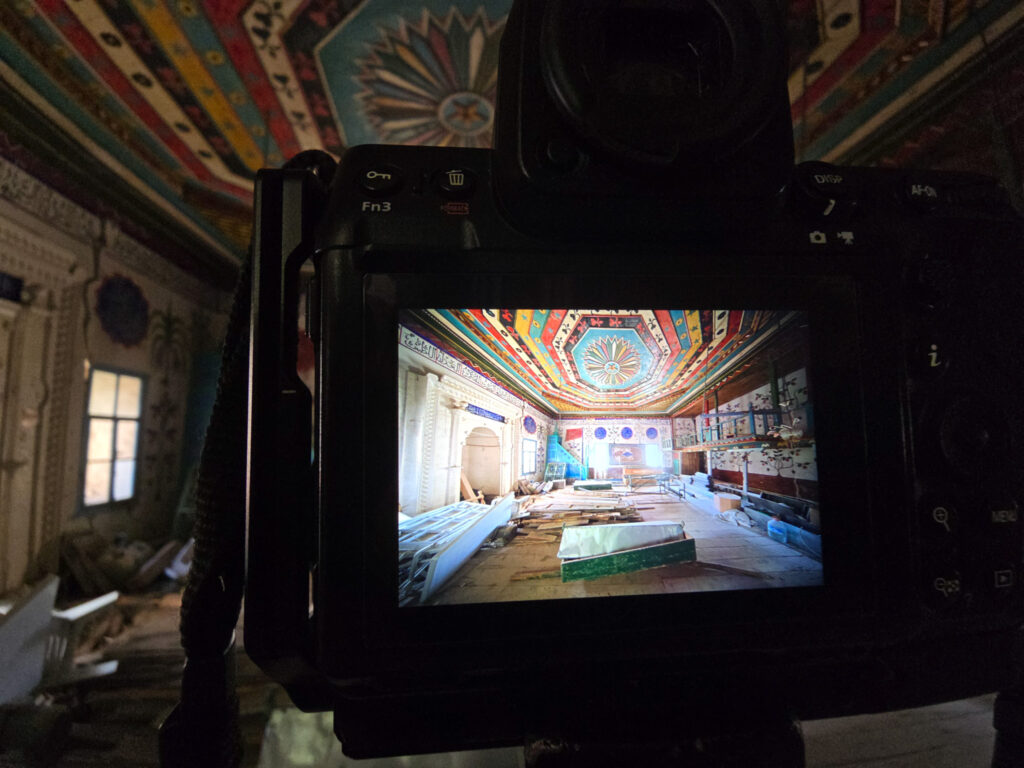 Appareil photo cadrant l’intérieur coloré d’une mosquée ancienne en Turquie, avec plafond peint et architecture en bois.