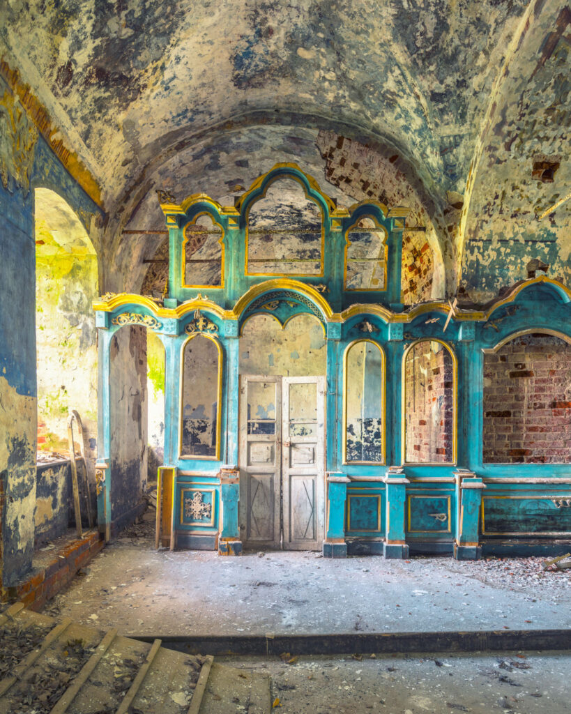 Réfectoire dégradé de l’église de la Transfiguration à Nikola-Vysoka, avec iconostases bleu turquoise