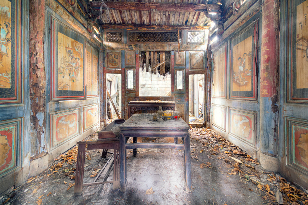 Salle ancestrale d’une maison traditionnelle taïwanaise, avec panneaux décoratifs peints, sculptures sur bois et autel familial.