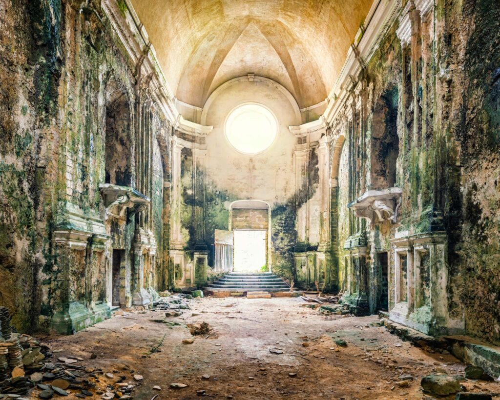 Nef souterraine de Santa Maria della Grotta à Marsala, avec voûtes dégradées, chapelles latérales et ouverture circulaire laissant entrer la lumière