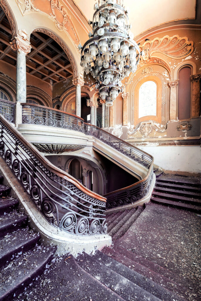 Escalier monumental Art nouveau du Casino de Constanța en Roumanie avec grand lustre central avant restauration.