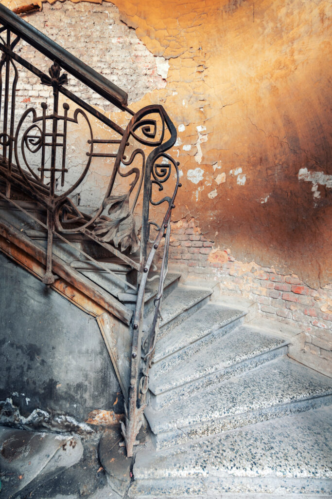 Escalier Art nouveau dans une ancienne maison du quartier arménien historique de Tbilissi avant restauration.