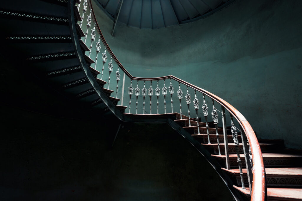 Escalier d’une kamienica de Wrocław transformé par les usages contemporains et les installations ajoutées entre les étages.