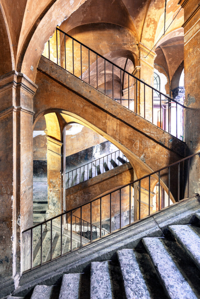 Escaliers et cortile typiques d’un palazzo du centre historique de Naples, illustration de l’architecture dense de la ville.
