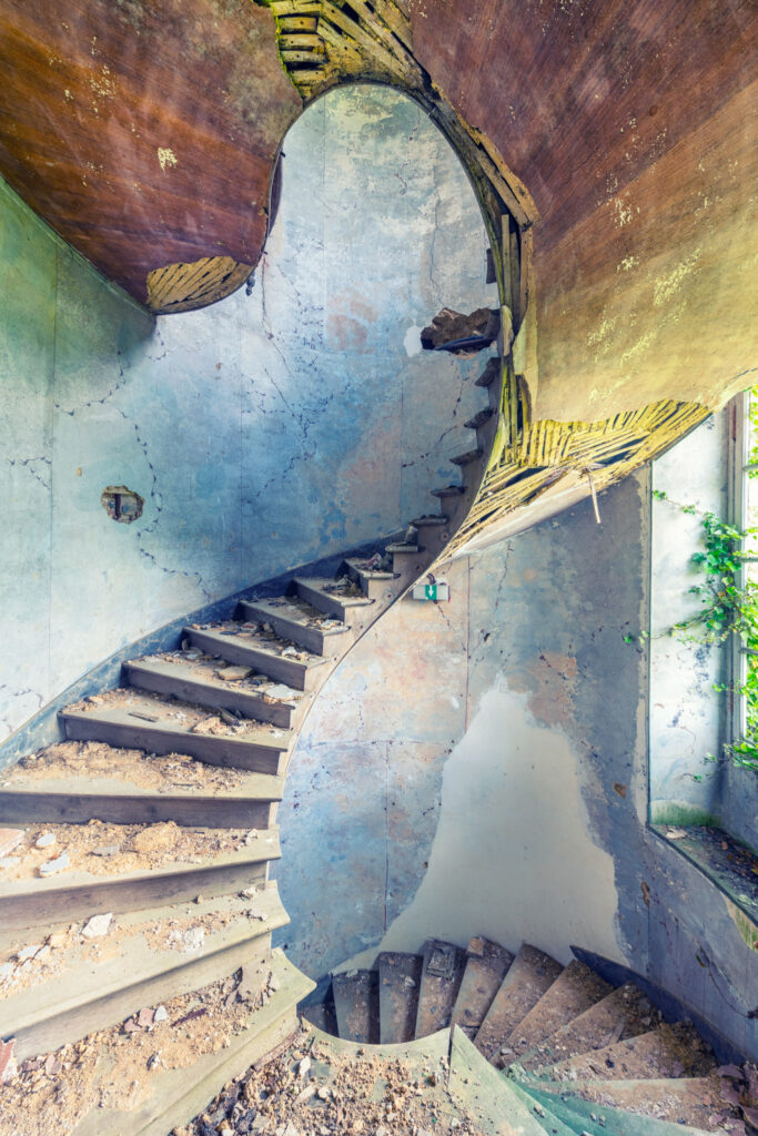Escalier en France, dont la structure demeure malgré la disparition des ornements et éléments métalliques.