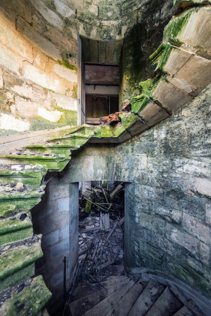Escalier en vis suspendu dans un ancien château situé au cœur d’un domaine viticole français.