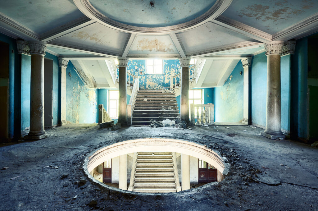 Grand escalier d’arrivée d’un ancien sanatorium géorgien à colonnes, représentatif de l’architecture monumentale soviétique.