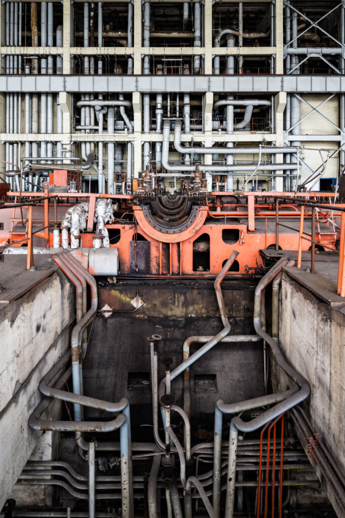 Générateur industriel orange dans la halle abandonnée d’une ancienne centrale électrique en Saxe.