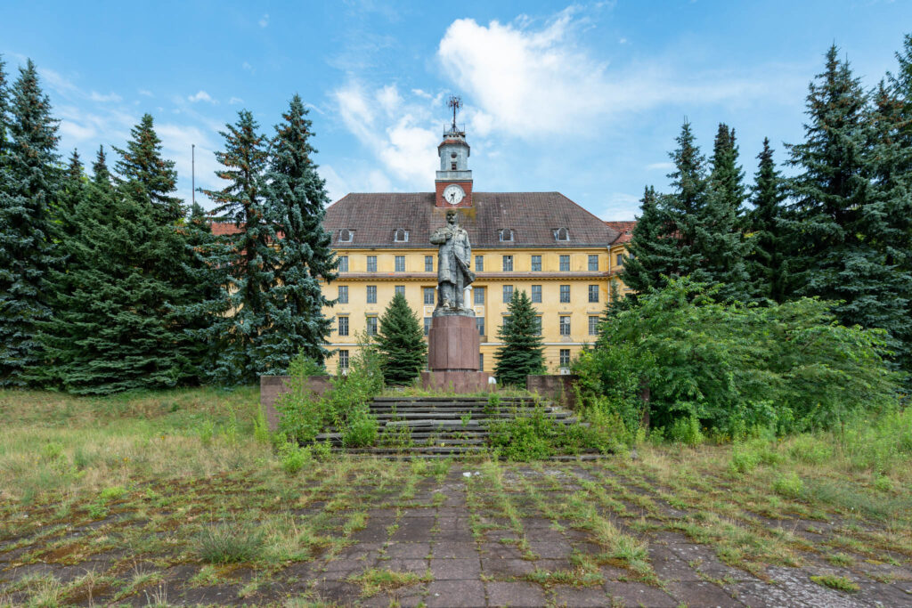 Façade du Haus der Offiziere à Wünsdorf avec une statue de Lénine devant le bâtiment.